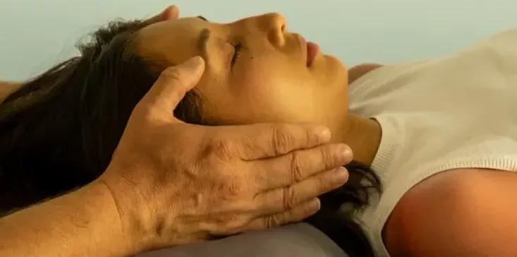 Christophe Ledent en séance de Reiki – apposition des mains